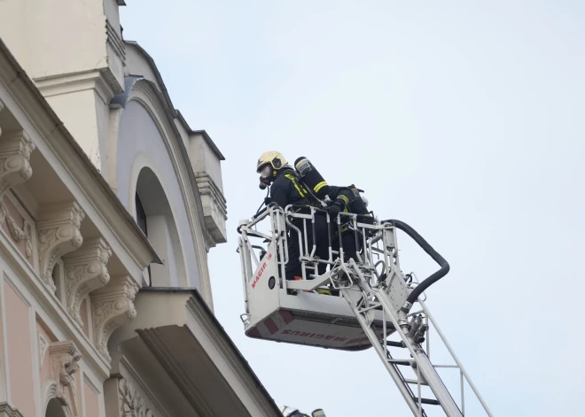 ФОТО: в центре Риги более 30 пожарных тушили крупное возгорание в жилом доме