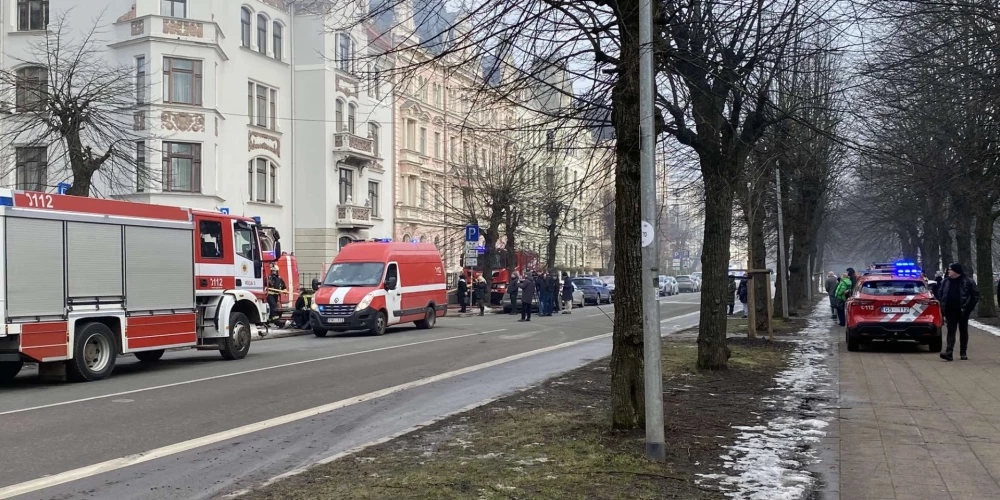  Rīgā izcēlies plašs ugunsgrēks, centrs piedūmots.