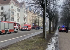 VIDEO, FOTO: Rīgā izcēlies plašs ugunsgrēks, centrs piedūmots