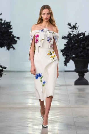 Алеся Кафельникова вышла на подиум во время показа бренда Blumarine.