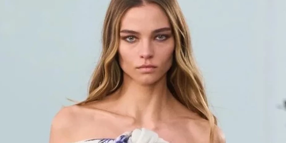 Алеся Кафельникова вышла на подиум на показе бренда Blumarine.