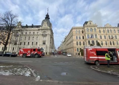 FOTO; VIDEO: ugunsdzēsēji ierobežojuši degšanu namā Vīlandes ielā - ir zināmi aptuveni postījumi