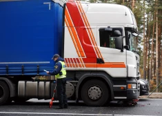 Izkrītot no ripojošas kravas automašīnas, piektdien Ropažos gājis bojā cilvēks