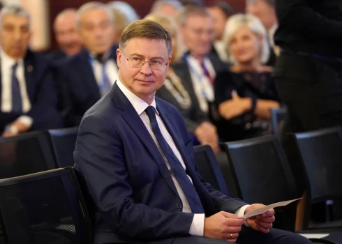 Eiropas ekonomikas un produktivitātes, īstenošanas un vienkāršošanas komisārs Valdis Dombrovskis (JV).