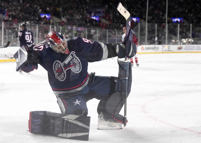 Merzļikins atvaira 43 metienus un kļūst par NHL pirmo zvaigzni