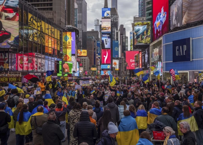 Demonstranti ASV pauž atbalstu Ukrainai tās cīņā pret Krieviju.