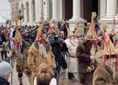 VIDEO: maskās tērpti budēļi ieskandina Vecrīgu