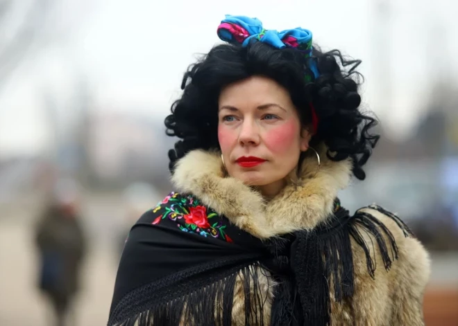 Svētdien, 2. martā, Rīgā, Rātslaukumā tradicionālā gaisotnē ieskandinātas Meteņu svinības.