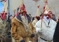 VIDEO: maskās tērpti budēļi ieskandina Vecrīgu