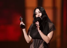 "Charli XCX" ar "Brit Awards" balvu (foto: Scanpix / AP)