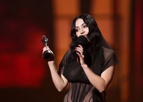 "Charli XCX" ar "Brit Awards" balvu (foto: Scanpix / AP)