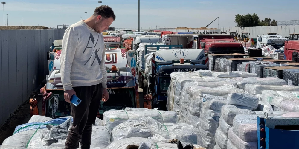 Kravas automašīnas ar humanitāro palīdzību uz Ēģiptes un Gazas robežas Rafahas robežšķērsošanas punktā