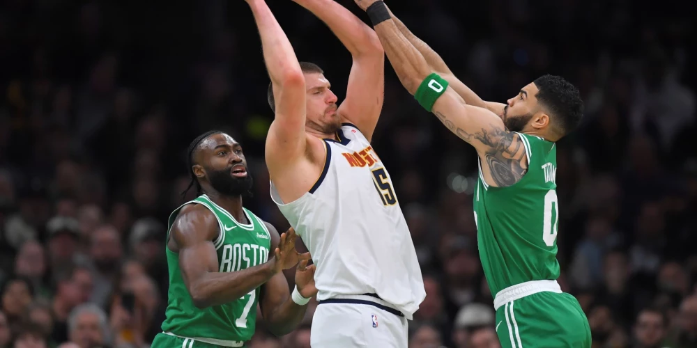 Nikola Jokičs pret Džeisonu Teitamu (foto: Scanpix / AP)