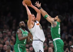 Bez saslimušā Porziņģa "Celtics" salauž Jokiča "Nuggets" pretestību NBA konferenču vicelīderu duelī 