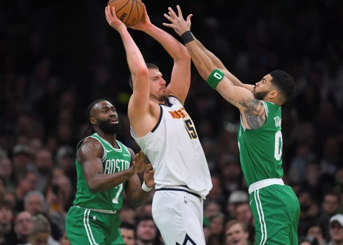 Nikola Jokičs pret Džeisonu Teitamu (foto: Scanpix / AP)