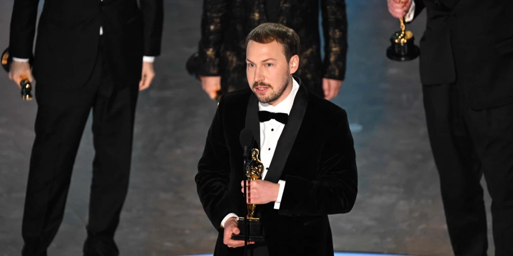 Гинтс Зилбалодис получает премию «Оскар» за лучший анимационный фильм «Поток» во время церемонии вручения премии «Оскар» на 97-й церемонии награждения Академии в Голливуде, Лос-Анджелес, Калифорния, США, 2 марта 2025 года.