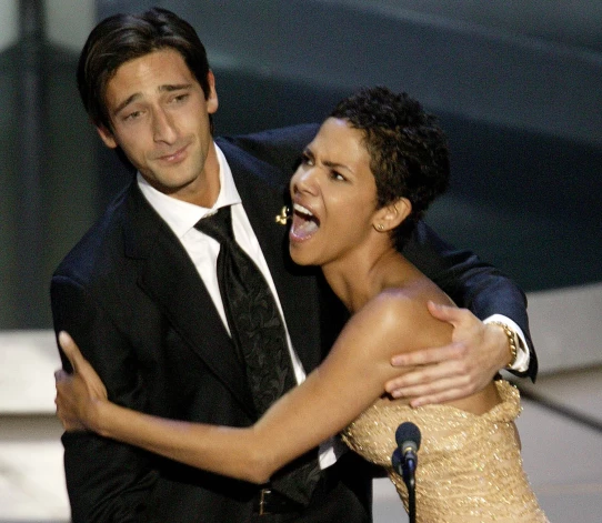 2003. gadā Adriens Brodijs pārsteidza publiku, negaidīti noskūpstot Hali Beriju.