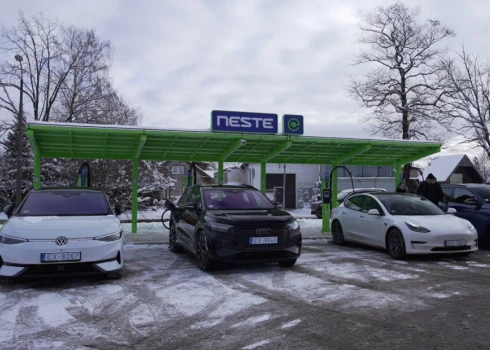 Ņemot vērā apkaimes elektroauto parka īpatnības, stacijai ir iespaidīga jauda - 600 KW, bet viena automāta jauda ir 320 kWh.