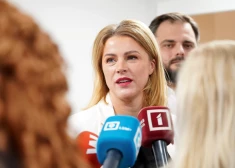 Premjere norādīja, ka netiek izslēgta iespēja, ka arī Latvija varētu sūtīt savus spēkus uz Ukrainu miera uzturēšanai, taču lēmumu pieņemšanā Latvijas nacionālā drošība un nacionālās intereses būs pirmajā vietā, un to saprot arī visas pārējās valstis, kas šīs sarunas veic.