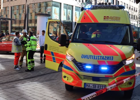 Vācijas federālā valdība pilsētā izsludinājusi "ekstrēmas briesmas" un uzsākta plaša mēroga policijas operācija. Policija aicina iedzīvotājus izvairīties no notikuma vietas, kamēr drošības dienesti strādā uz vietas.