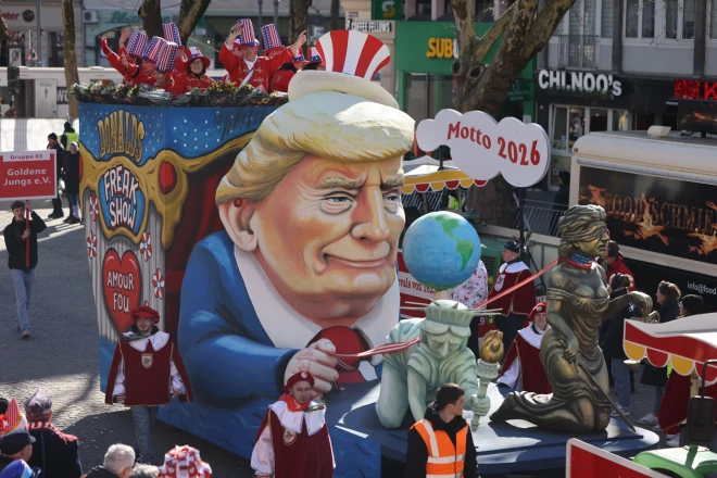 Donalds Tramps ir izvedis pastaigā ASV Brīvības statuju un Tiesiskuma statuju, taču tām ir sasietas acis.