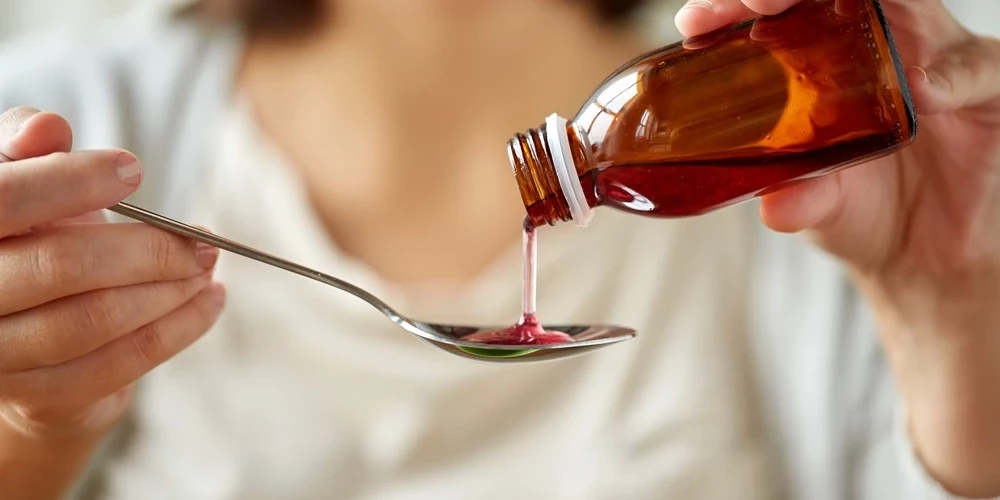 Сироп, содержащий амброксол, применяют для облегчения и лечения продуктивного кашля как у детей, так и у взрослых. 