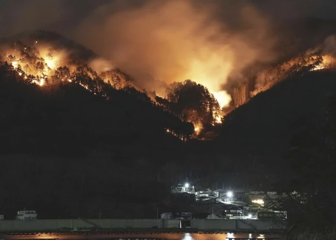 Japānu plosa pēdējo desmitgažu postošākais ugunsgrēks