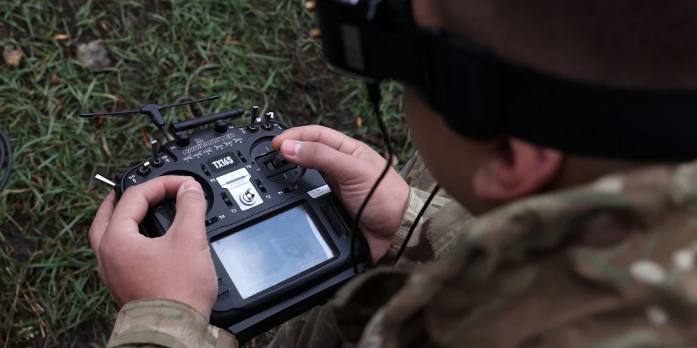 Pirmie trīs pretdronu pētniecības un izstrādes projekti paredz automatizētu dronu-pārtvērēju, elektroniskās karadarbības balstītu risinājumu, kā arī vadāmo raķešu attīstību. 
