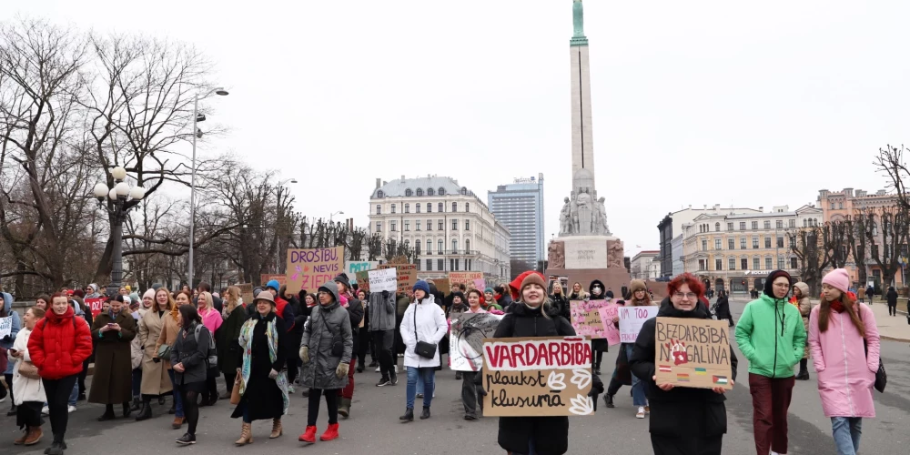 Centra "Marta" rīkots Sieviešu solidaritātes gājiens 2024. gadā.