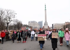 Centra "Marta" rīkots Sieviešu solidaritātes gājiens 2024. gadā.