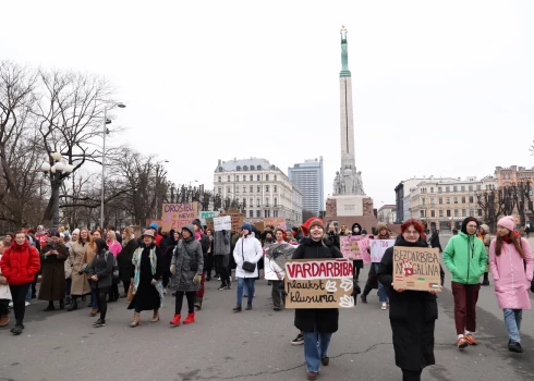 Centra "Marta" rīkots Sieviešu solidaritātes gājiens 2024. gadā.