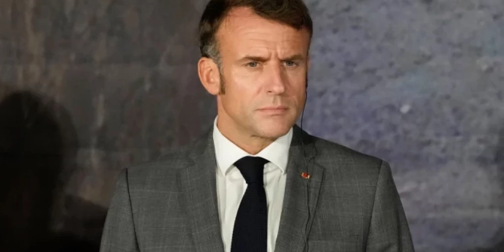 Francijas prezidents Emanuels Makrons aicināja NATO dalībvalstis palielināt militāros izdevumus, lai tie sasniegtu 3% līdz 3,5% no IKP.