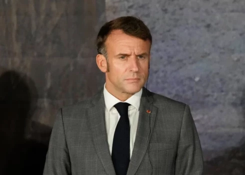 Francijas prezidents Emanuels Makrons aicināja NATO dalībvalstis palielināt militāros izdevumus, lai tie sasniegtu 3% līdz 3,5% no IKP.