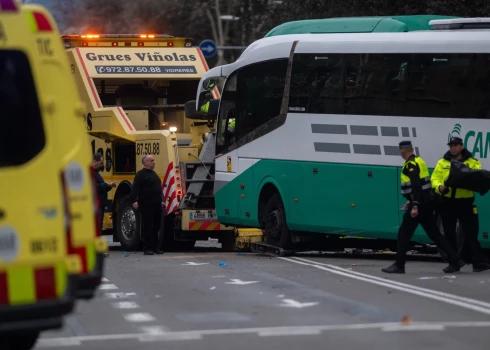 Barselonā pirmdien notika divu tūristu autobusu sadursme, kurā ievainoti vairāk nekā 50 cilvēku, no kuriem četri ir kritiskā stāvoklī, paziņoja varas iestādes.