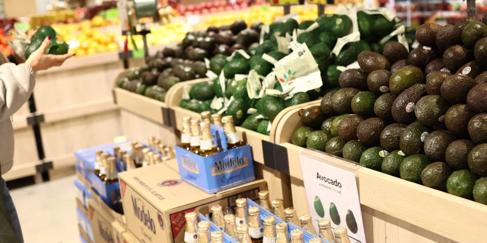 Otrdien stājās spēkā ASV 25% muitas tarifi importam no Kanādas un Meksikas, kā arī 20% muitas tarifs importam no Ķīnas.