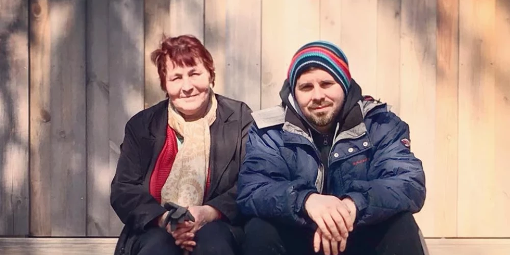 Īsti laucinieki. Jau no mazotnes bērnus Ērika radināja pie darba.