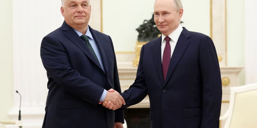 Ungārijas premjerministrs Viktors Orbāns ir sens Krievijas diktatora Vladimira Putina, kurš pirms trim gadiem sāka asiņaino invāziju Ukrainā, atbalstītājs (foto: Scanpix / AP)