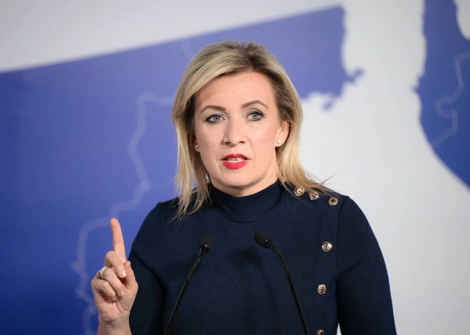 Marija Zaharova rupji nolamā Lielbritānijas premjerministru Kīru Stārmeru