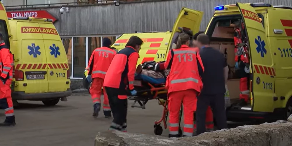 Paula Stradiņa klīniskās universitātes slimnīcas (PSKUS) Neatliekamās medicīniskās palīdzības nodaļā veidojas milzīgas rindas (ekrānuzņēmums no video)