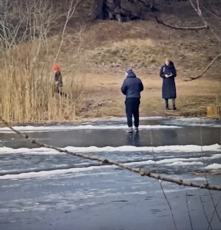 Отец мальчика и сам ходил по тонкому льду.