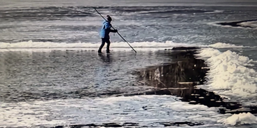 Рядом со льдом вода, но мальчика это не пугает!