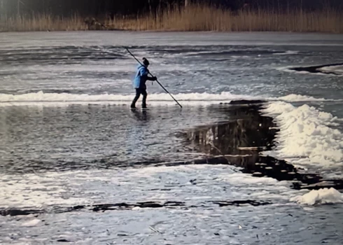 Рядом со льдом вода, но мальчика это не пугает!