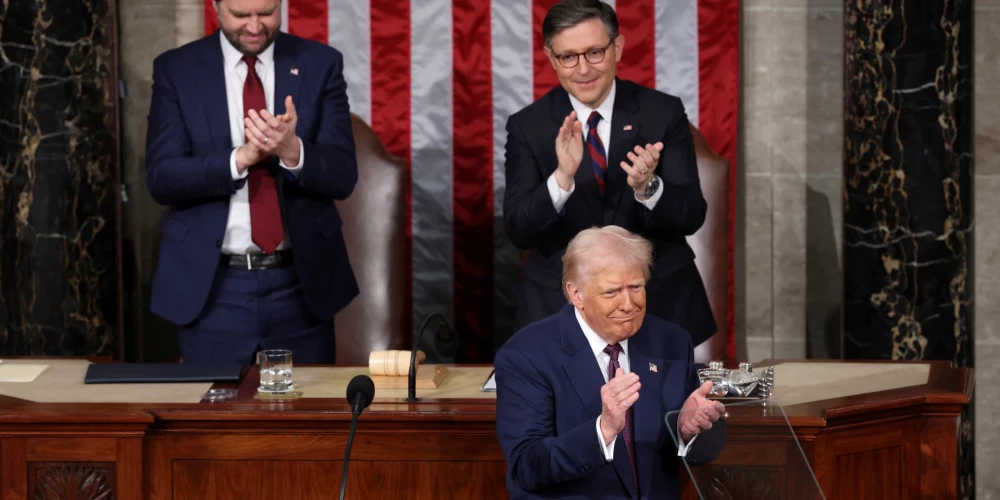 Gandrīz katru teikumu Trampa runā pavadīja aplausi no viņa Republikāņu partijas locekļu puses.