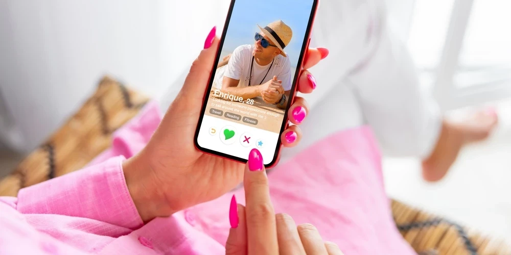 Vai Tinder ir īstā vieta, kur atrast izsapņoto? Varbūt drīzāk tā liek iekļūt dažādās neparastās, smieklīgās, neveiklās, palaikam pat biedējošās situācijās? 