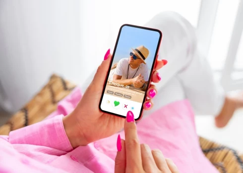 Vai Tinder ir īstā vieta, kur atrast izsapņoto? Varbūt drīzāk tā liek iekļūt dažādās neparastās, smieklīgās, neveiklās, palaikam pat biedējošās situācijās?