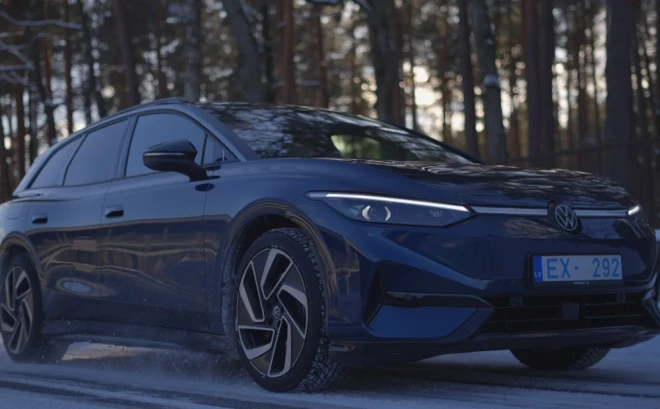 Pateicoties aizmugures piedziņai gandrīz piecmetrīgais elektroauto pagriežas pat ļoti eleganti.