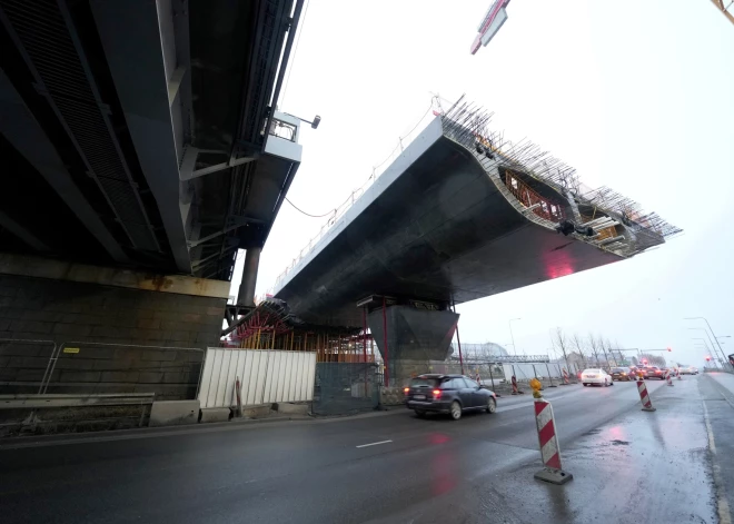 Две опоры и несколько пролетов - на этом строительство моста Rail Baltica через Даугаву пока остановлено