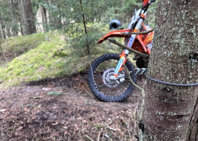 "Centās mani nogalināt tikai tāpēc, ka braucu ar motociklu..." Vīrietis dalās stāstā, kā viņu negaidīti pārsteidza uz ceļa novilkta trose