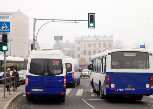 Rīgā tiks organizēti papildu autobusi, kas nogādās cilvēkus uz lielākajām pilsētas apkaimēm.