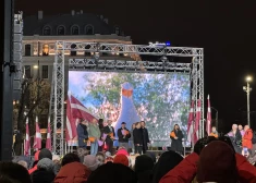 ФОТО, ВИДЕО: в Риге сотни людей встретили команду "Потока", на сцене показали заветную статуэтку "Оскара"